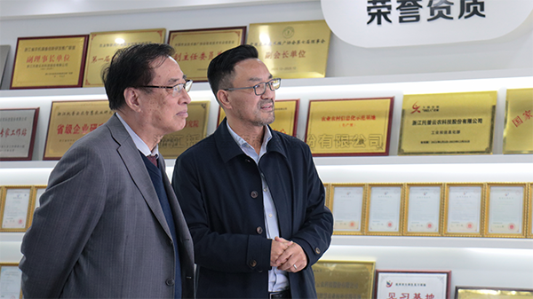 中国农业科学院原院长、中国农业国际合作促进会名誉会长翟虎渠莅临CILICILI视频APP看片考察指导
