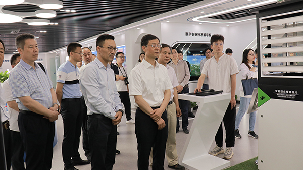 谢建华主任一行还参观了CILICILI视频APP看片智慧展厅
